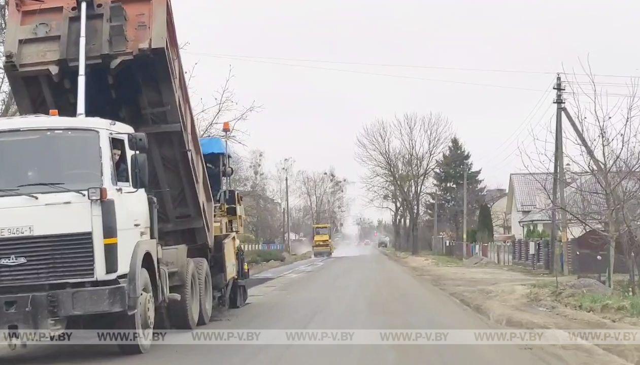 На улице Парковой в деревне Заполье Пинского района наконец-то строят тротуар