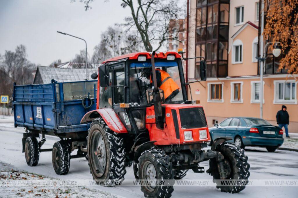 Со сложными погодными условиями дорожники справляются Со сложными погодными условиями дорожники справляются