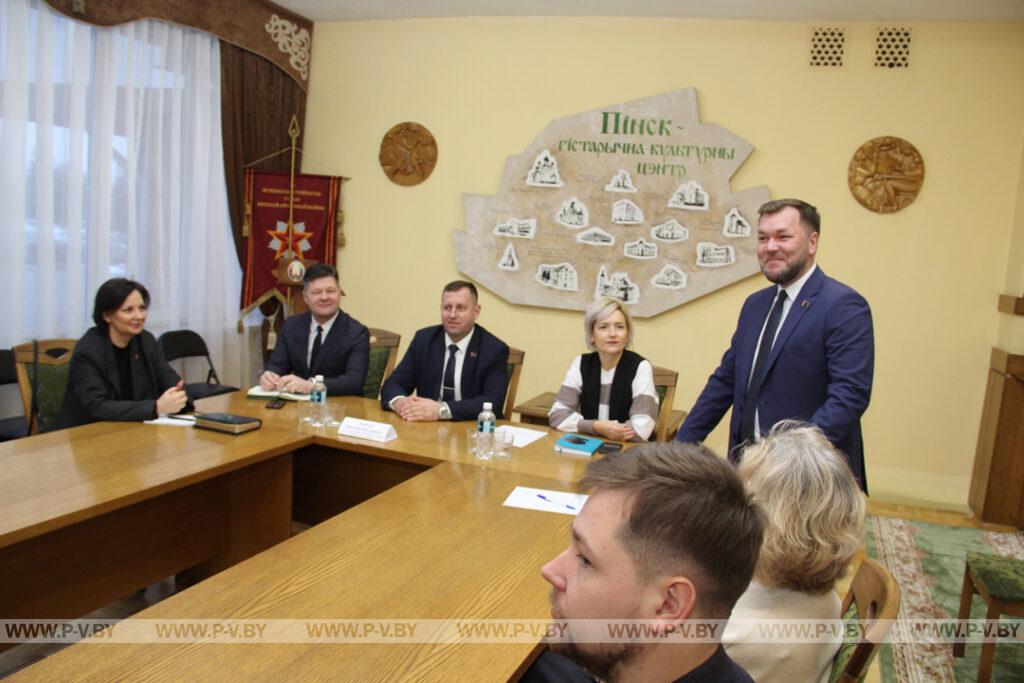 Николай Новак провел встречи с коллективами центра культуры и творчества и городского Дома культуры Николай Новак провел встречи с коллективами центра культуры и творчества и городского Дома культуры