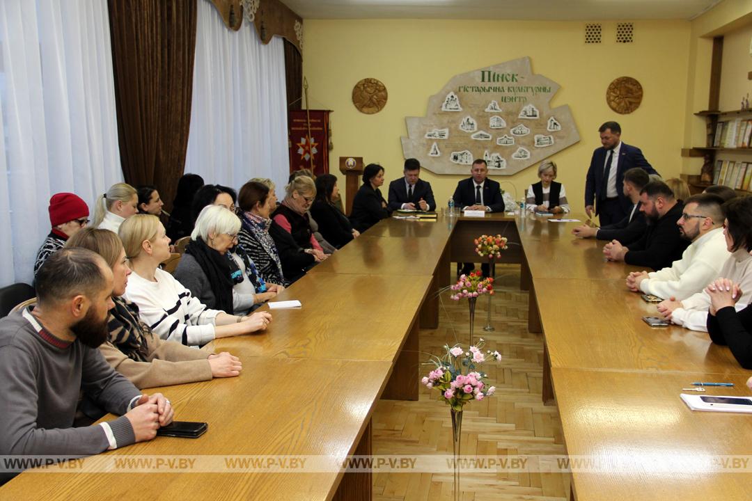 Николай Новак провел встречи с коллективами центра культуры и творчества и городского Дома культуры