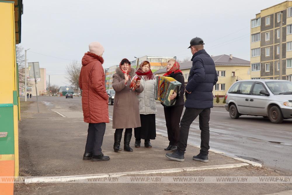 Фотофакт: в Пинковичах творческие избиратели дали концерт прямо на улице