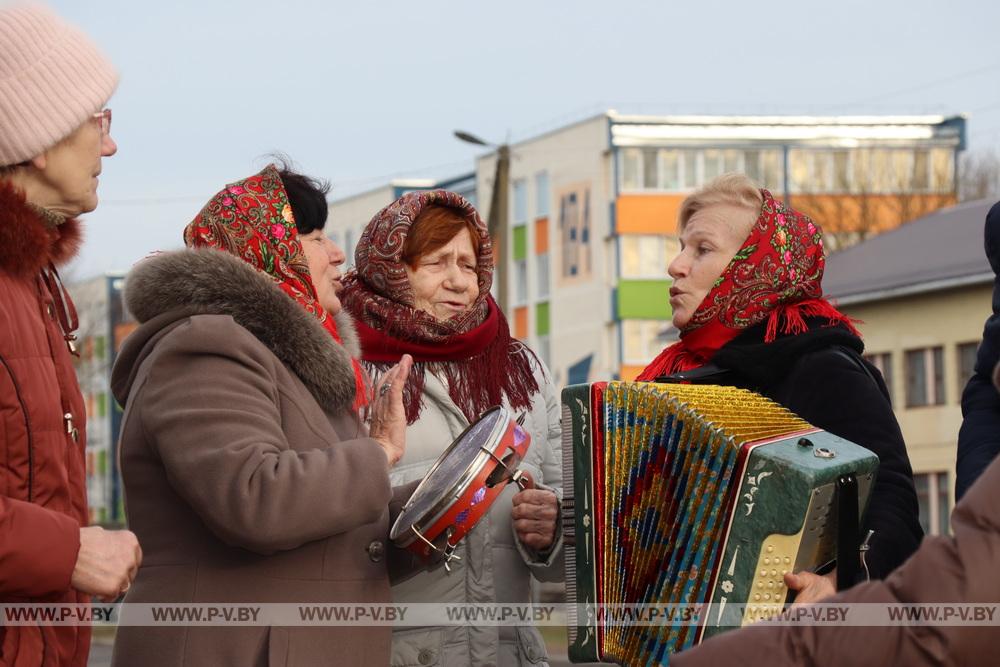 Фотофакт: в Пинковичах творческие избиратели дали концерт прямо на улице