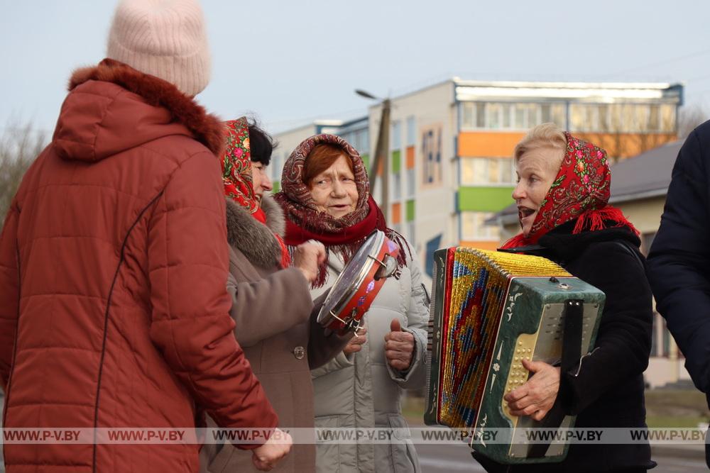 Фотофакт: в Пинковичах творческие избиратели дали концерт прямо на улице