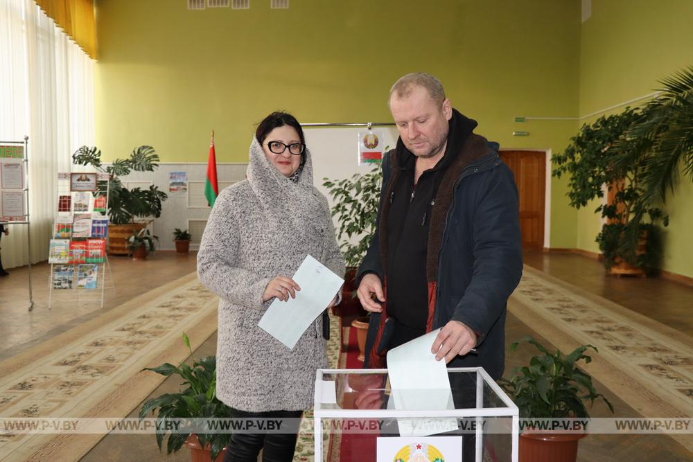 На Оснежицком избирательном участке голосуют около 1400 человек На Оснежицком избирательном участке голосуют около 1400 человек