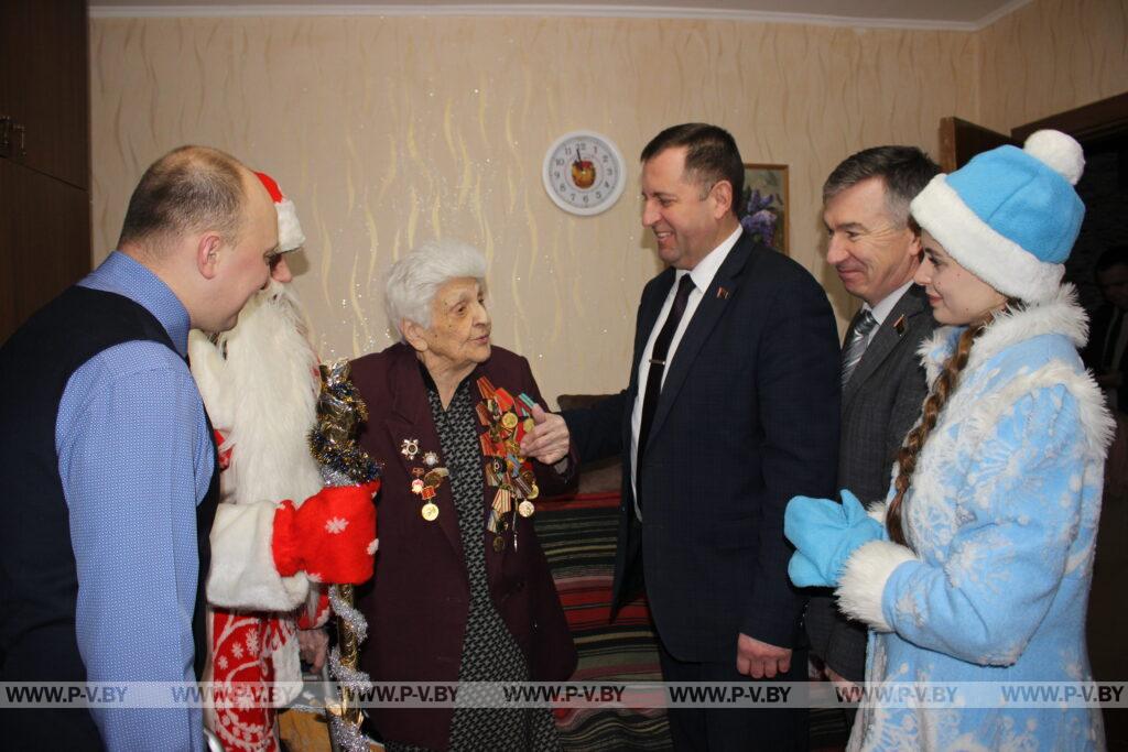 Пинчан «золотого» возраста поздравляли представители городской власти Пинчан «золотого» возраста поздравляли представители городской власти