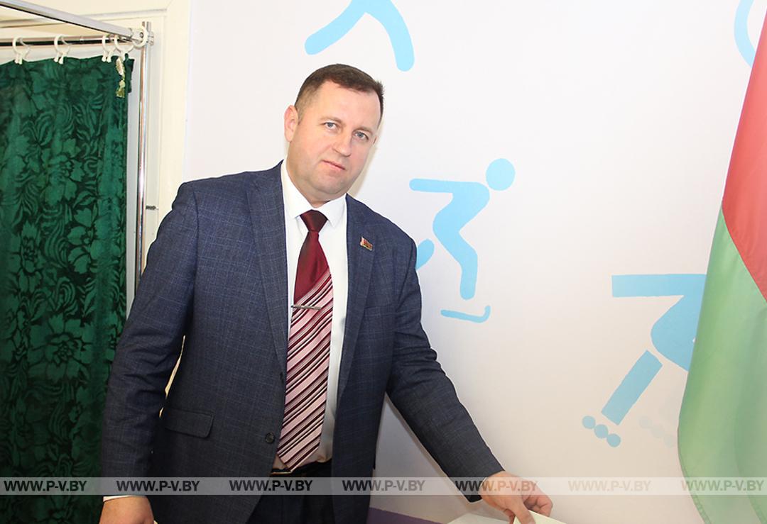 Заместитель председателя горисполкома Николай Новак проголосовал на избирательном участке № 29