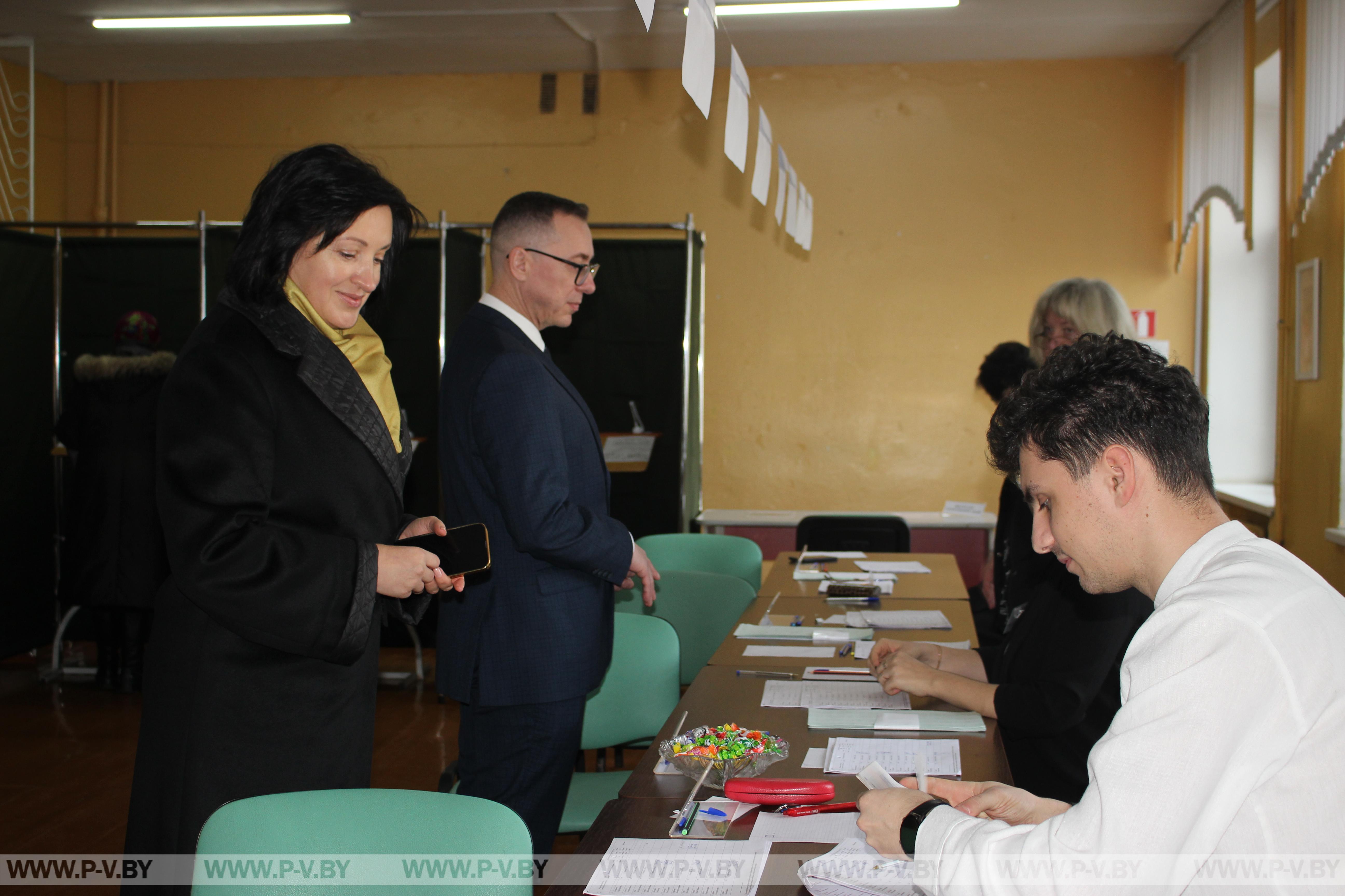 Первый заместитель председателя горисполкома Ирина Максимюк проголосовала