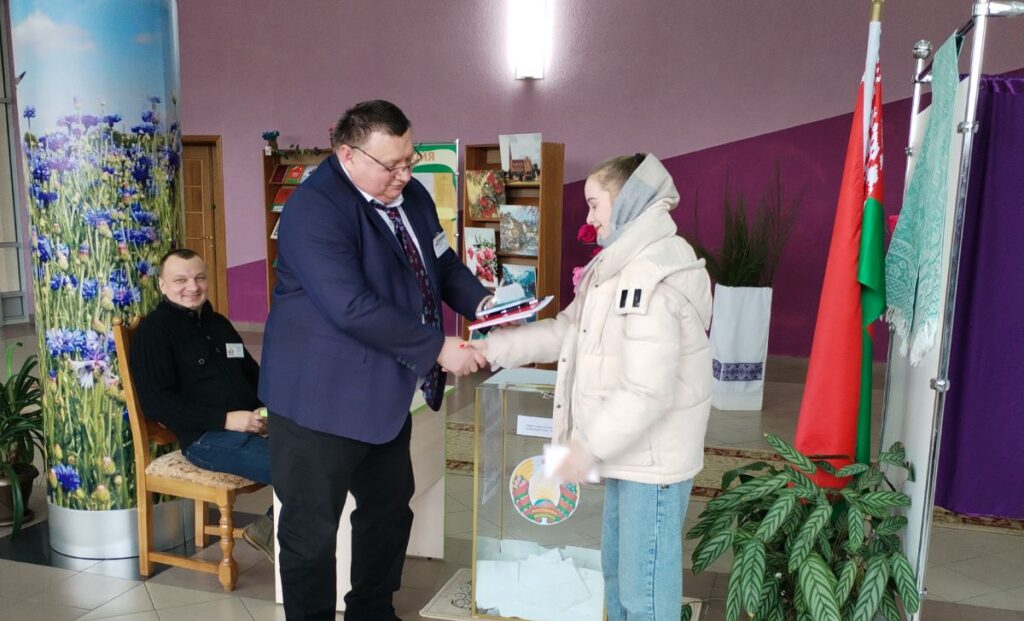 Активно голосуют на выборах Президента Республики Беларусь жители Логишина