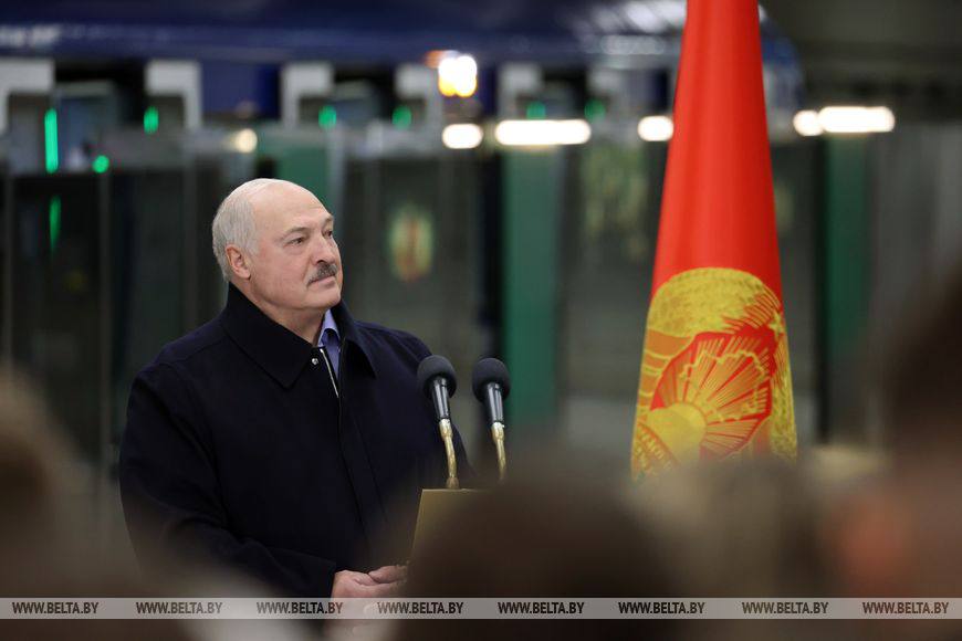 Подземка в подарок, на замене у Деда Мороза, о главном под звон бокалов и немного не до выборов. Итоги недели Президента