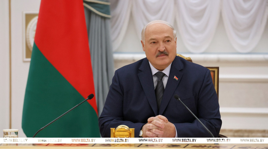 Поздравления от коллег, друзья из Африки, граница на замке и интеллектуальная модернизация. Итоги недели Президента