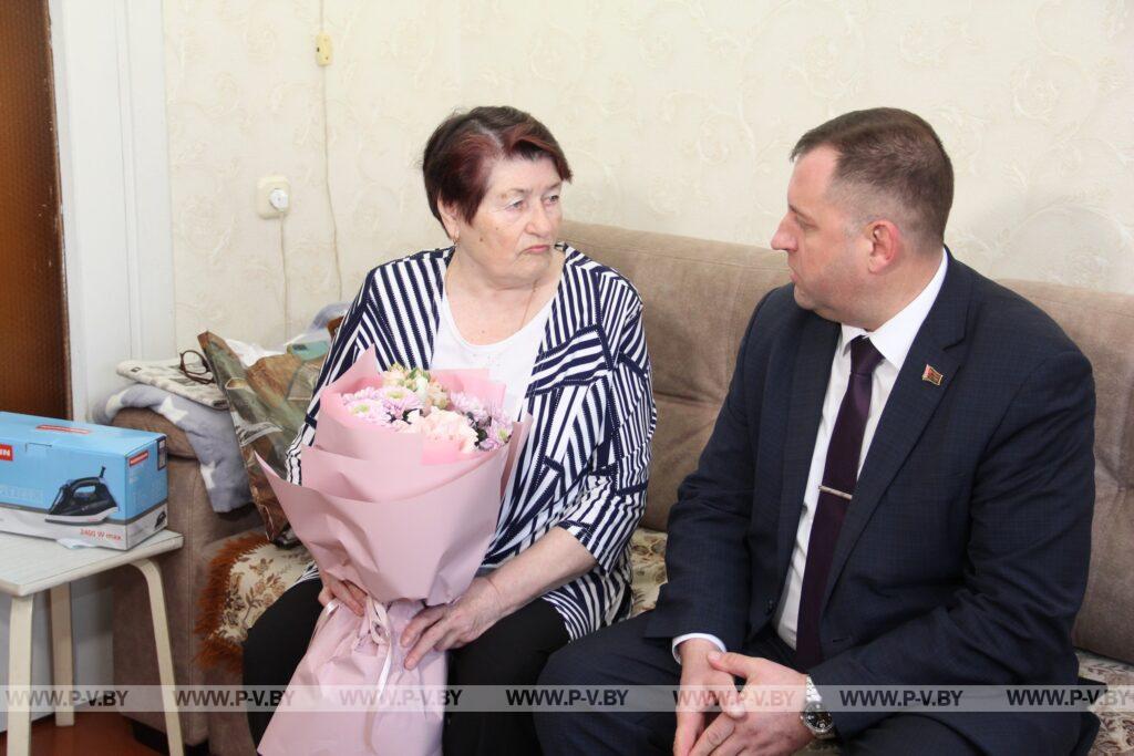 Заместитель председателя горисполкома Николай Новак посетил вдову погибшего воина-интернационалиста Елену Остапенко