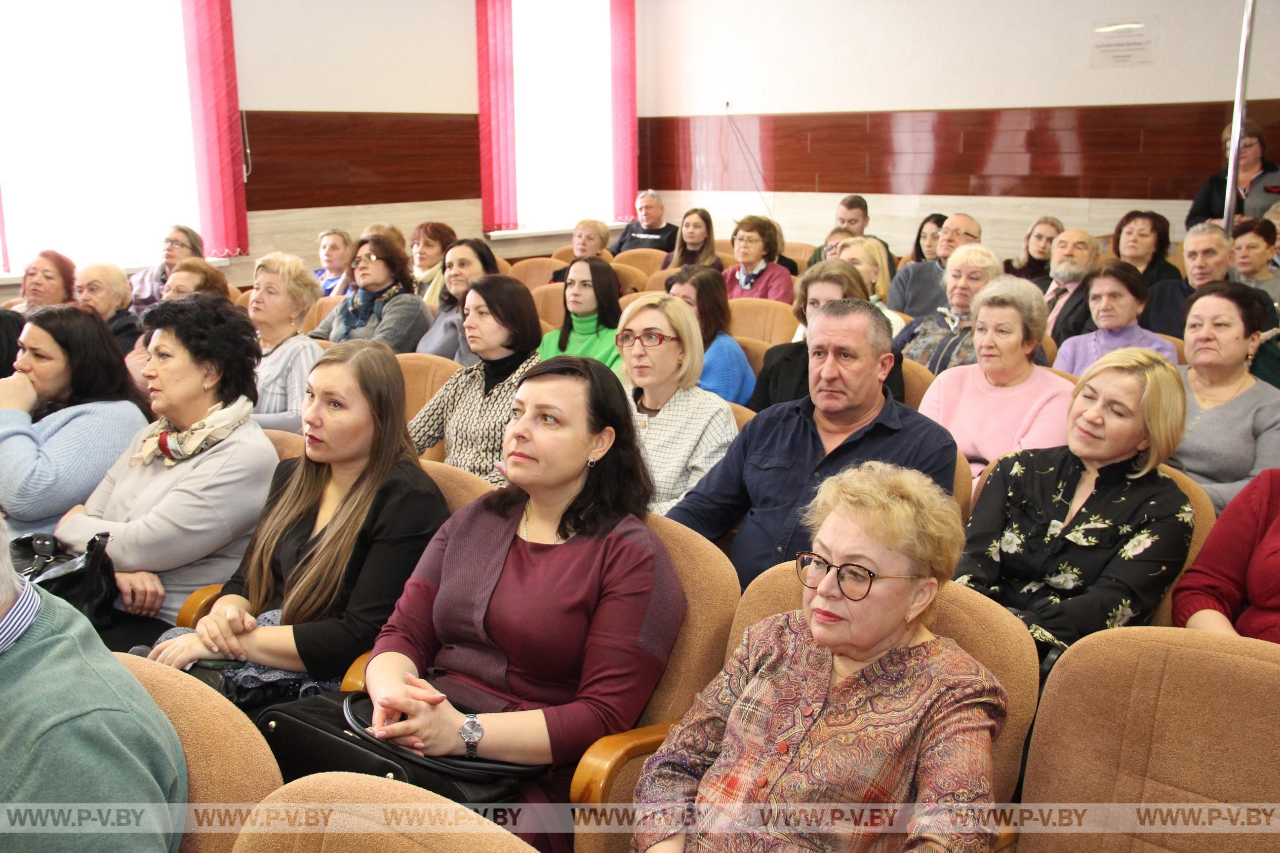 Николай Новак во главе информационной группы провел встречу с педагогическим коллективом средней школы № 6