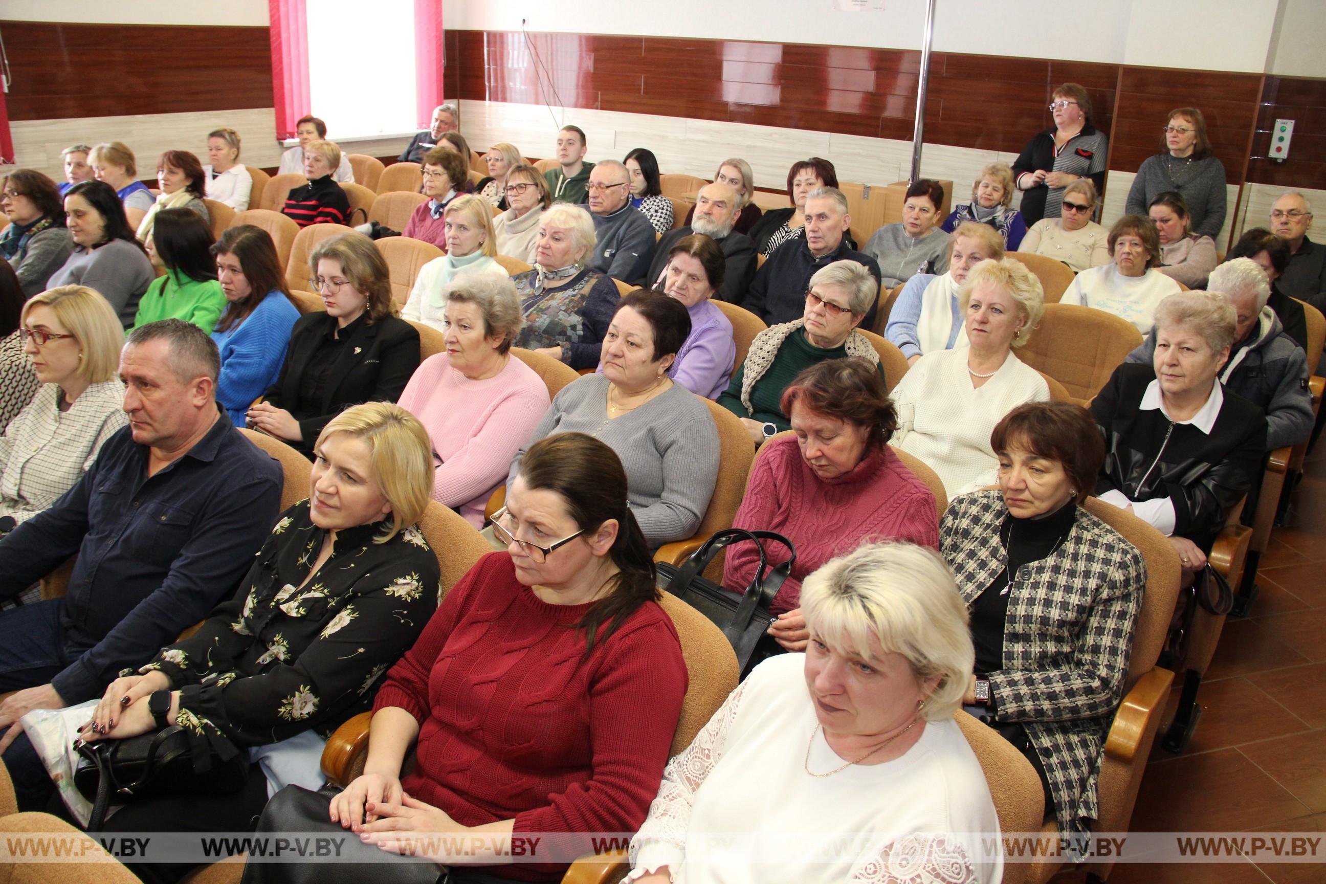 Николай Новак во главе информационной группы провел встречу с педагогическим коллективом средней школы № 6