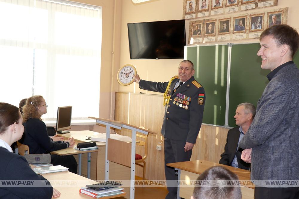 Для пинских школьников организовали встречу с воинами-интернационалистами