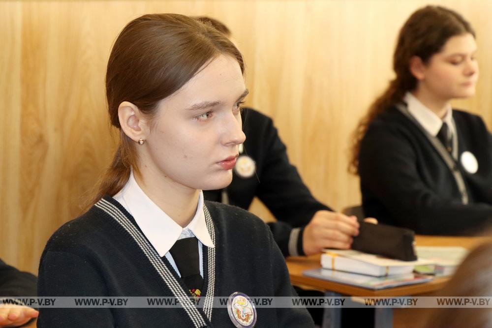 Для пинских школьников организовали встречу с воинами-интернационалистами