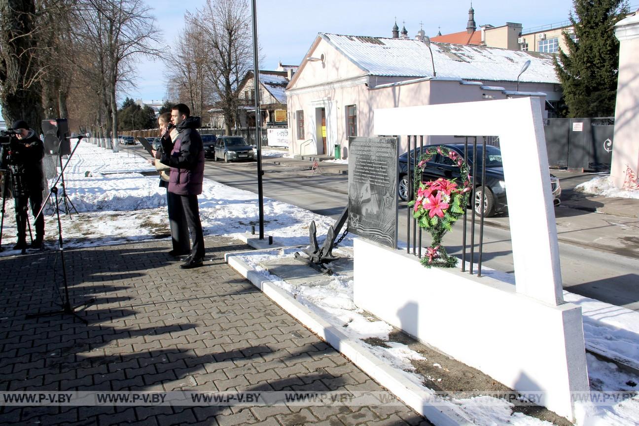 На памятном знаке «Морское братство - нерушимо» установлена табличка с QR-кодом