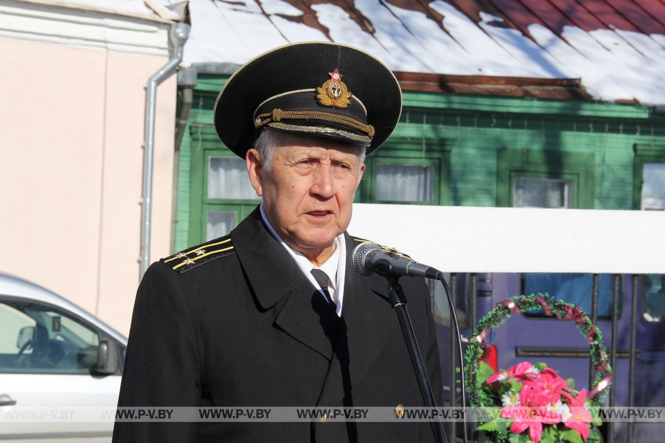 На памятном знаке «Морское братство - нерушимо» установлена табличка с QR-кодом