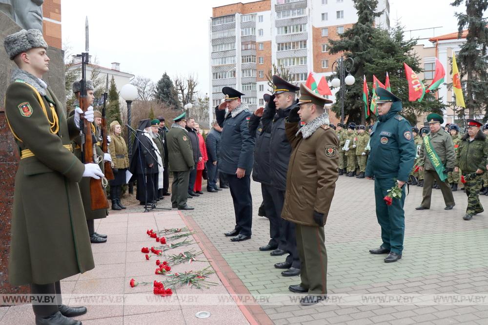 Пинские пограничники приняли международную Эстафету Победы