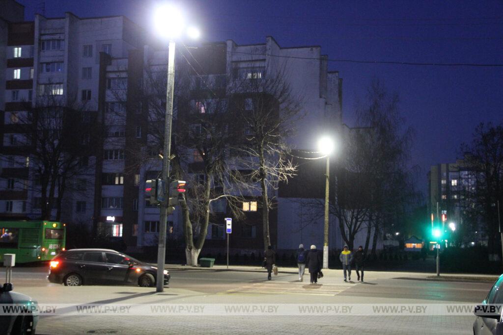 Посмотрели, как улучшилось освещение на «зебрах» на улице Первомайской Посмотрели, как улучшилось освещение на «зебрах» на улице Первомайской