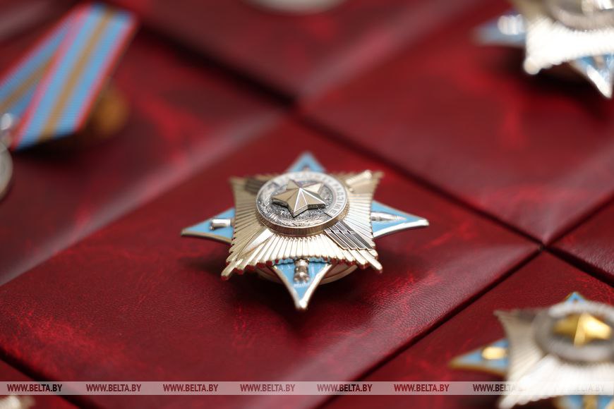 Лукашенко вручил госнаграды и генеральские погоны высшему офицерскому составу