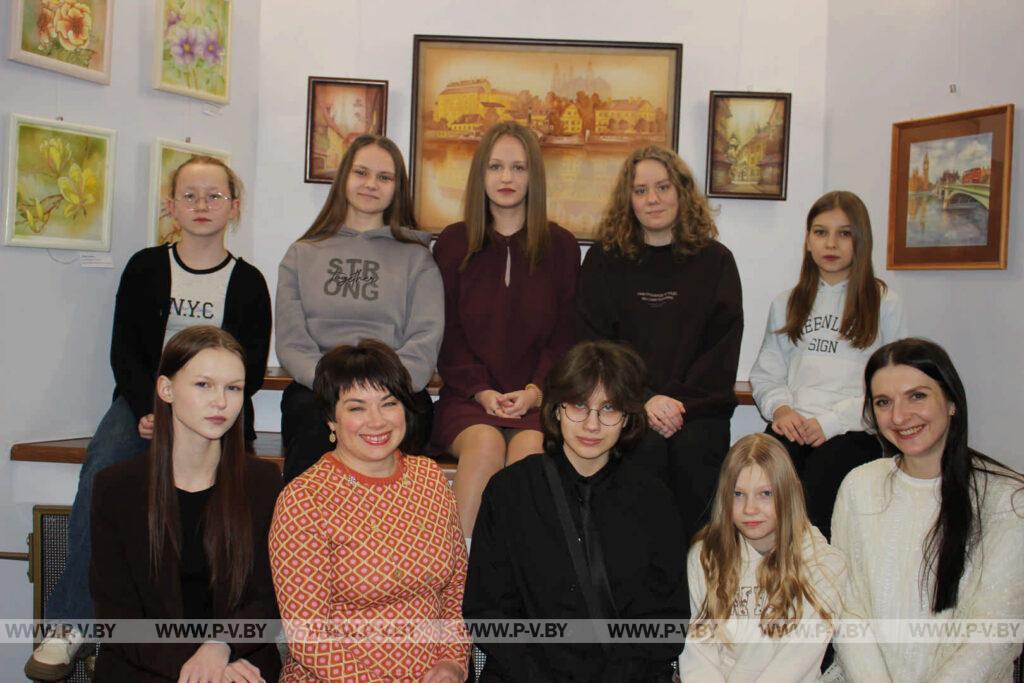 Выставка батика «На ПРОсвет» проходит в концертном зале Пинска