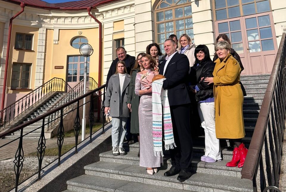 Необычная свадьба в стиле ретро состоялась накануне Дня Конституции
