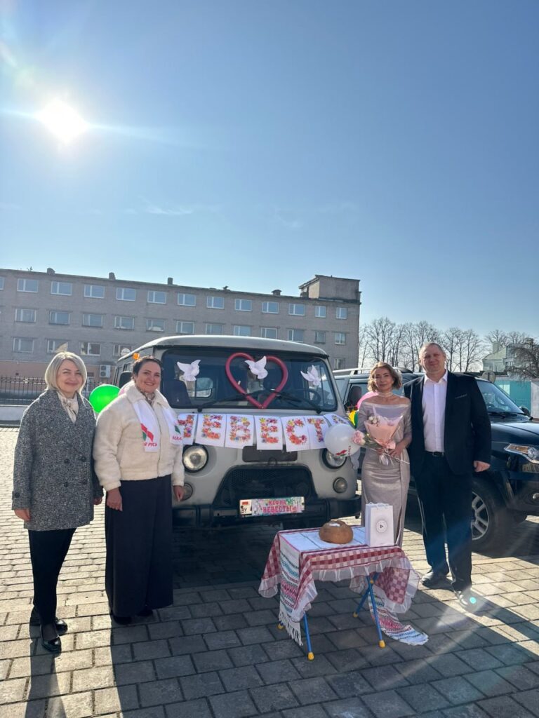 Необычная свадьба в стиле ретро состоялась накануне Дня Конституции