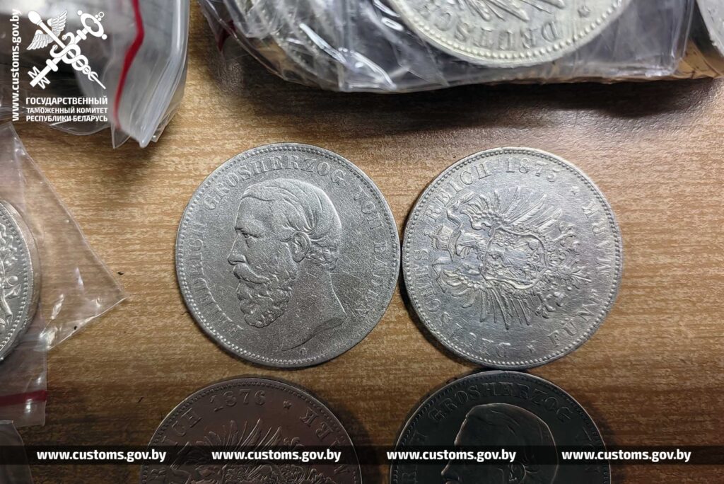 Водитель рейсового автобуса спрятал 450 серебряных монет различных номиналов и годов выпуска