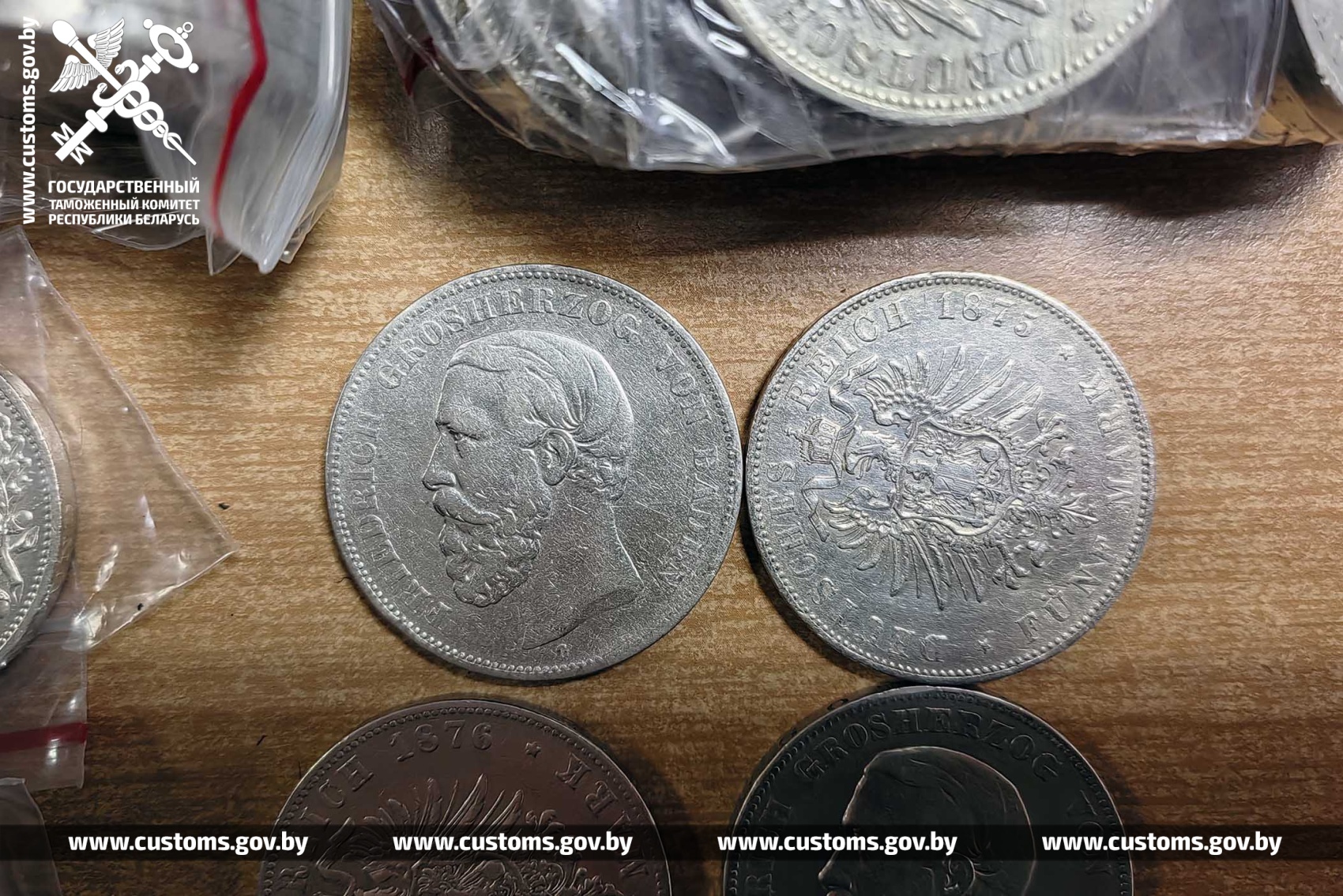 Водитель рейсового автобуса спрятал 450 серебряных монет различных номиналов и годов выпуска