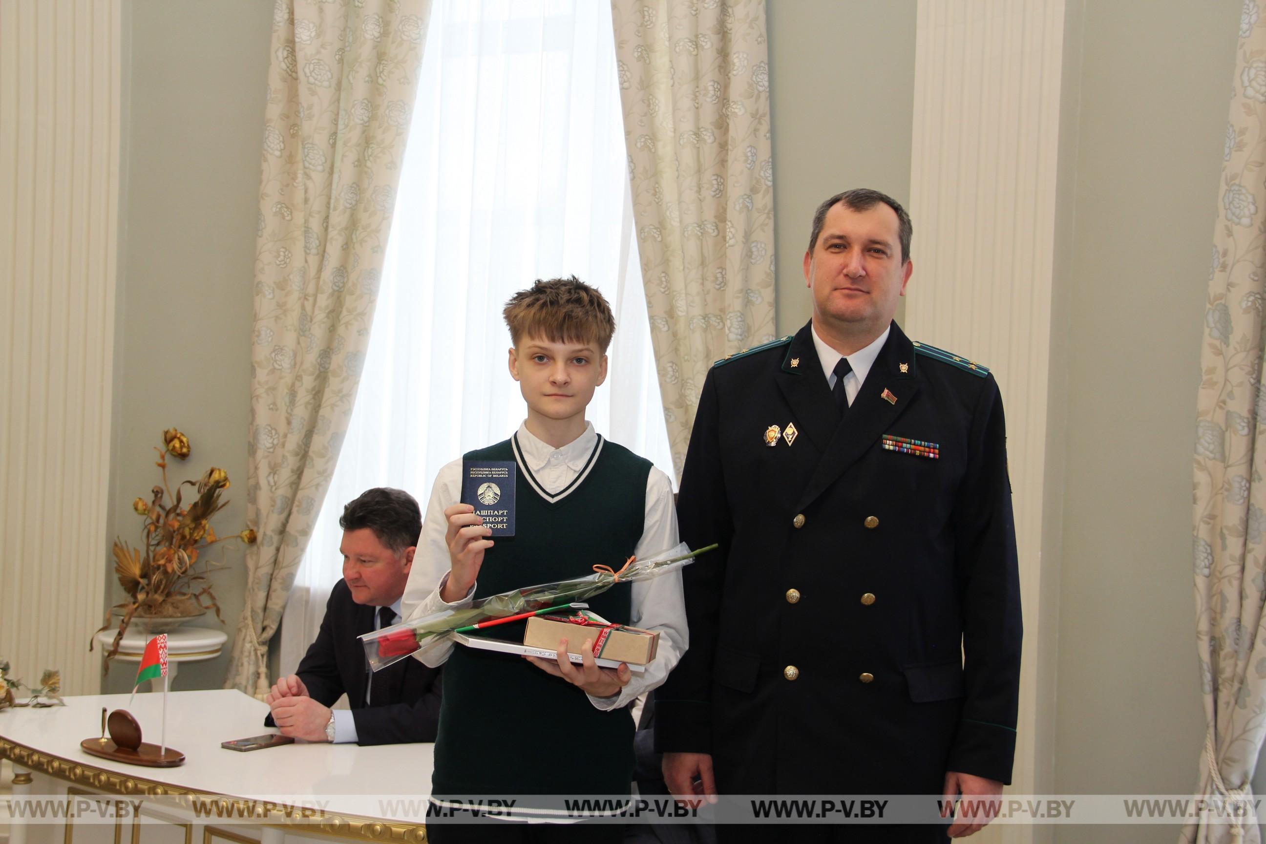 В канун Дня Конституции в городском загсе состоялась церемония вручения паспортов и чествование талантливой молодежи