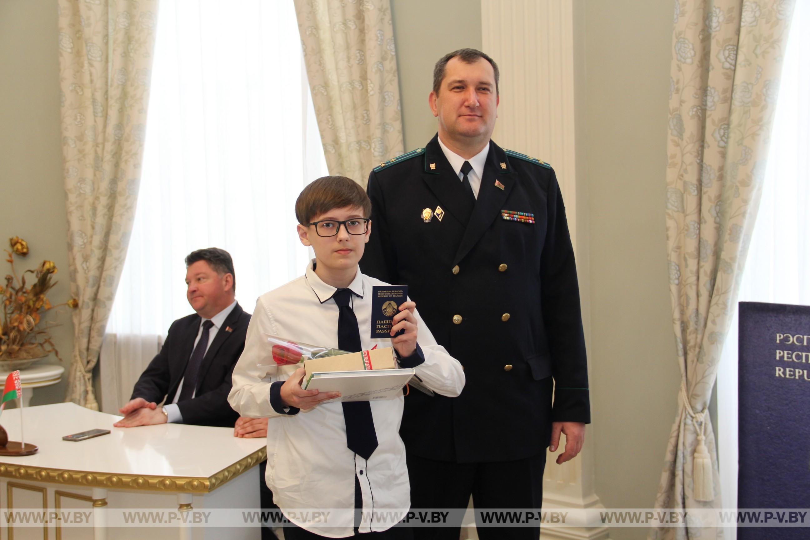 В канун Дня Конституции в городском загсе состоялась церемония вручения паспортов и чествование талантливой молодежи