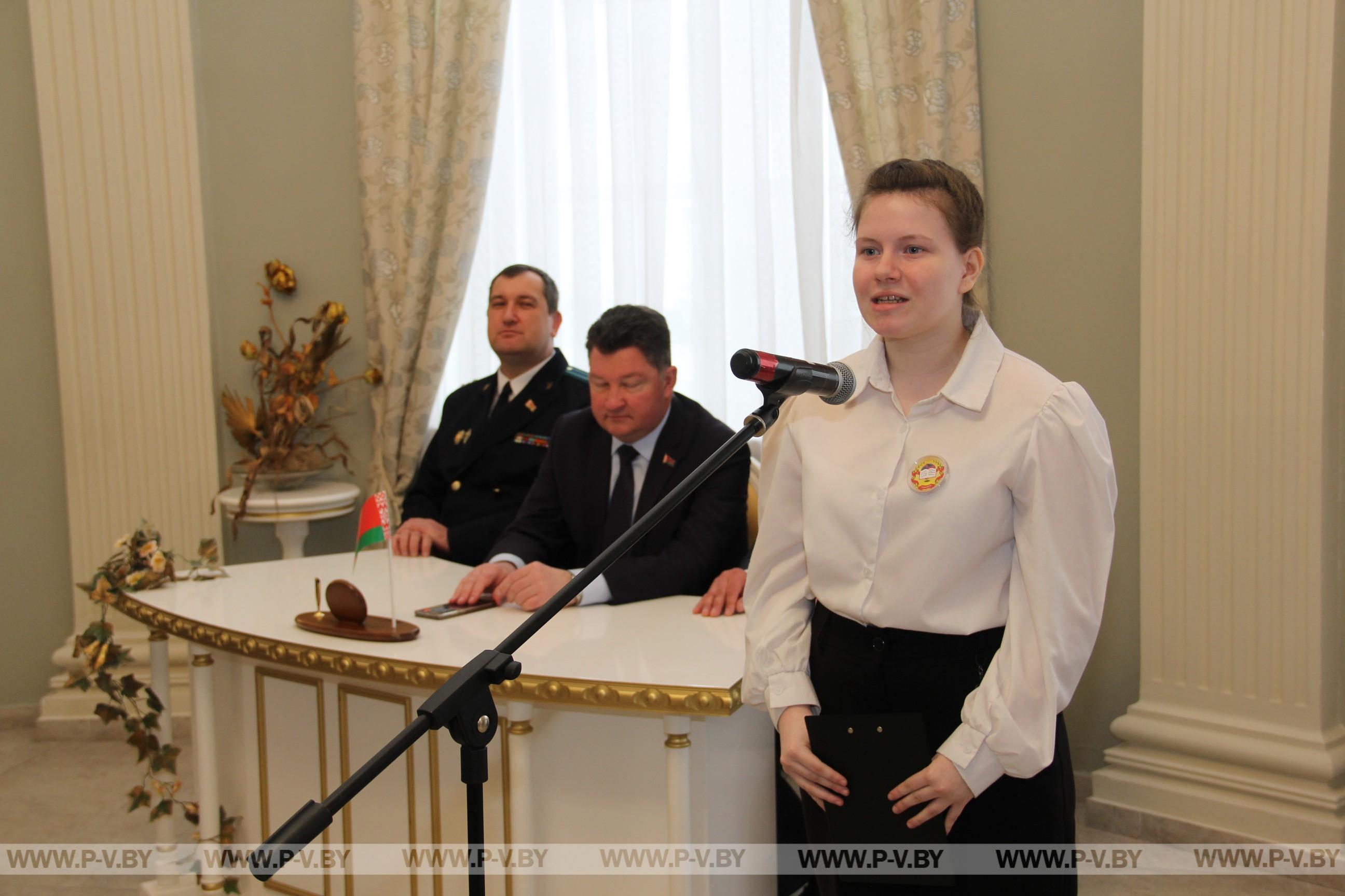 В канун Дня Конституции в городском загсе состоялась церемония вручения паспортов и чествование талантливой молодежи