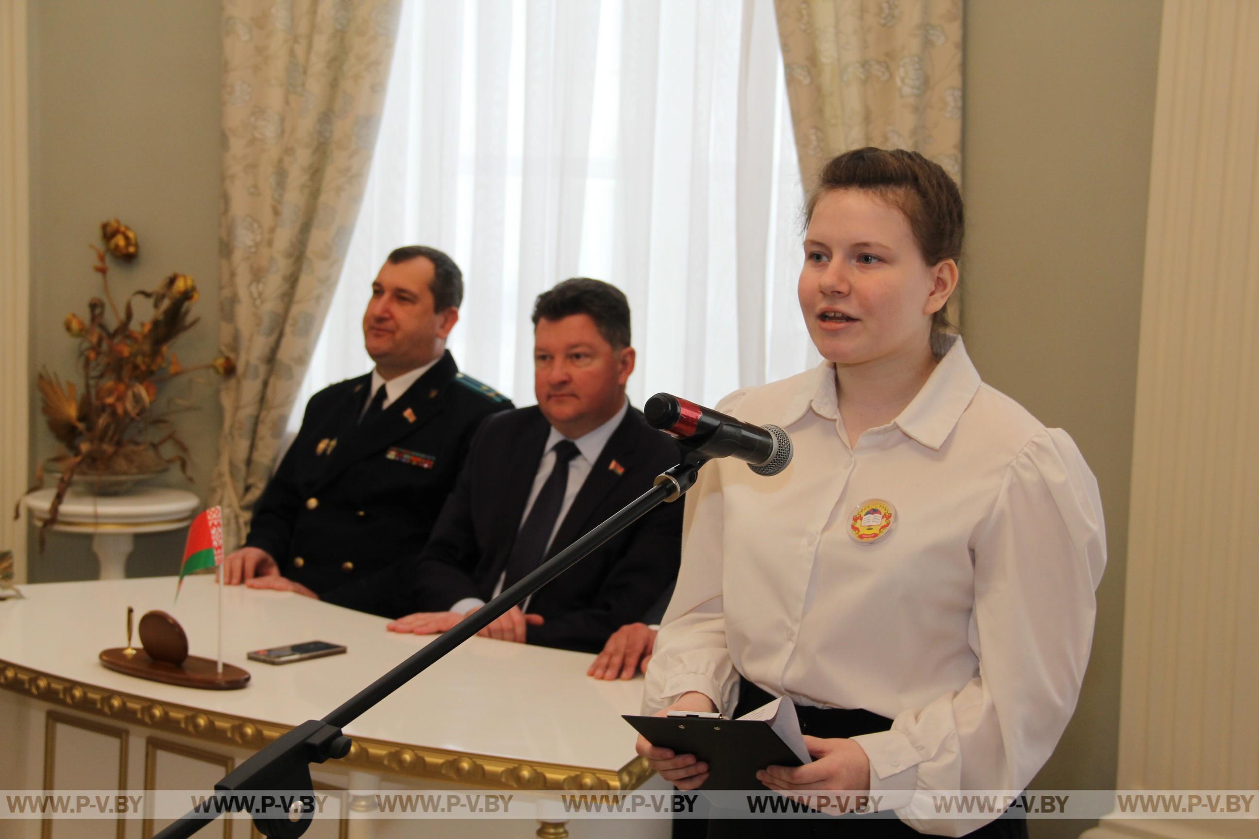 В канун Дня Конституции в городском загсе состоялась церемония вручения паспортов и чествование талантливой молодежи