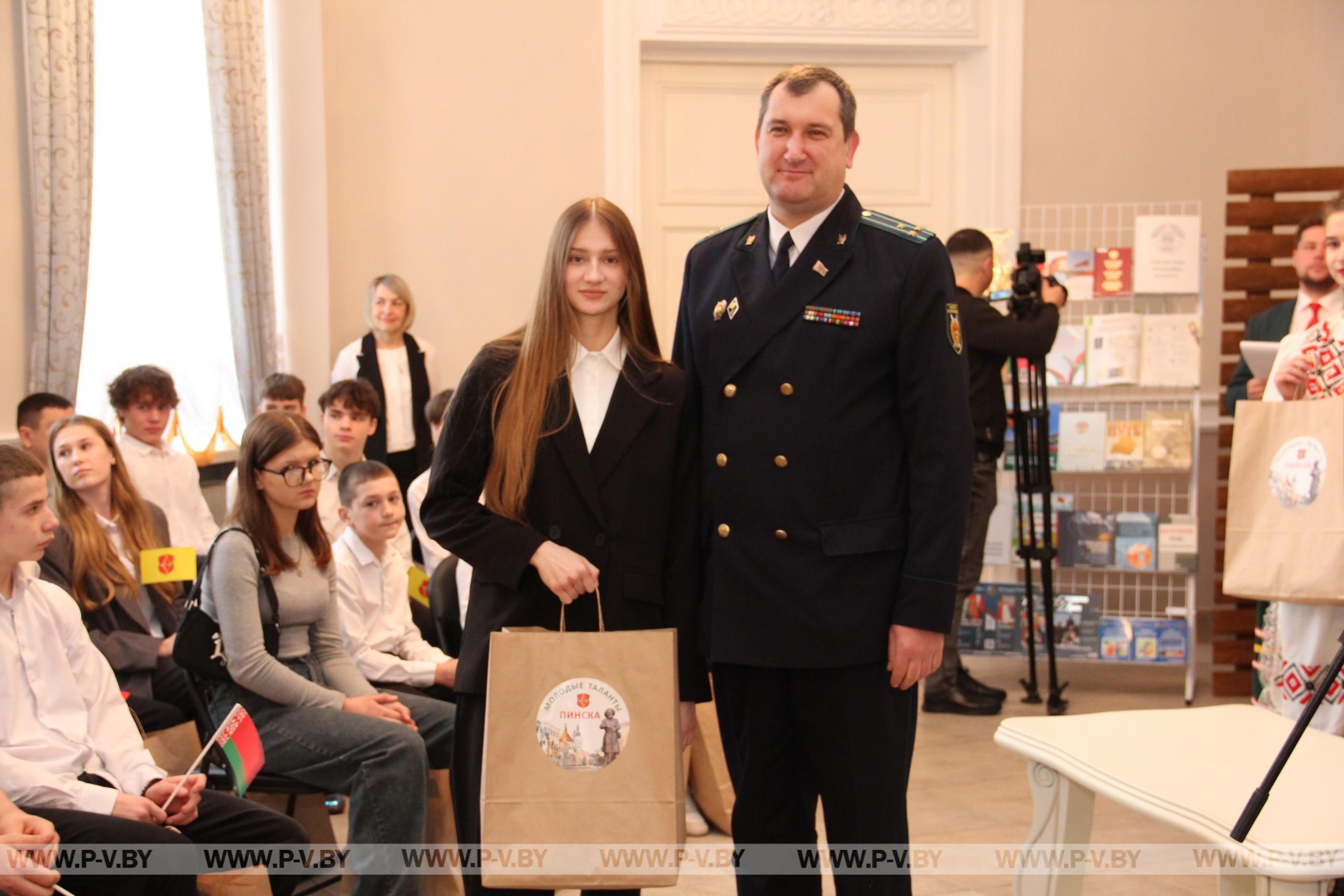 В канун Дня Конституции в городском загсе состоялась церемония вручения паспортов и чествование талантливой молодежи