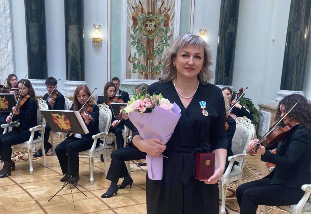 Орден Матери из рук Президента Республики Беларусь получила пинчанка Алеся Дзевенкович