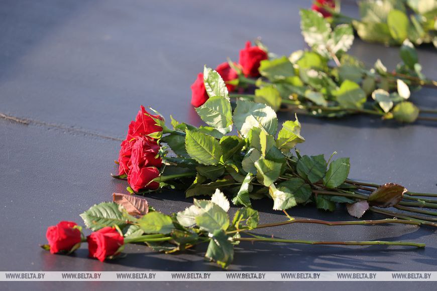 Колокола и людская скорбь. В день памяти Хатыни на мемориале возложили цветы Колокола и людская скорбь. В день памяти Хатыни на мемориале возложили цветы