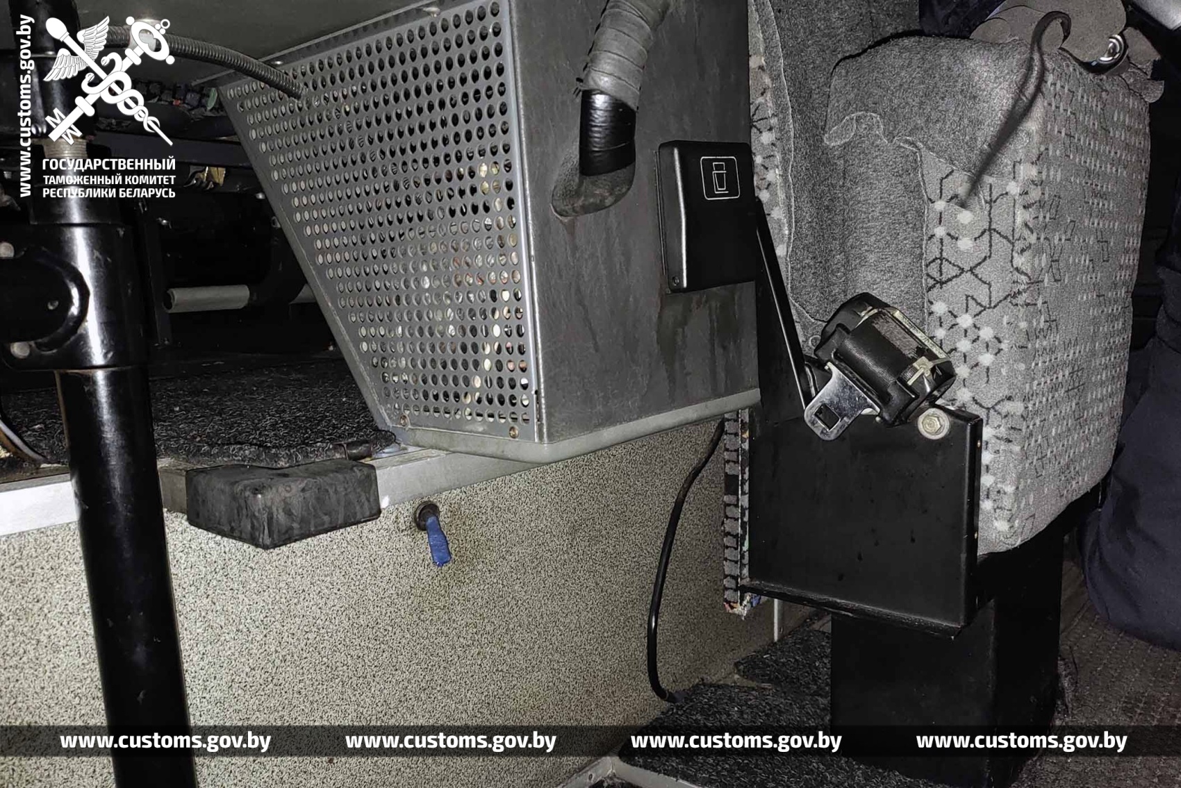 Водитель рейсового автобуса спрятал 450 серебряных монет различных номиналов и годов выпуска