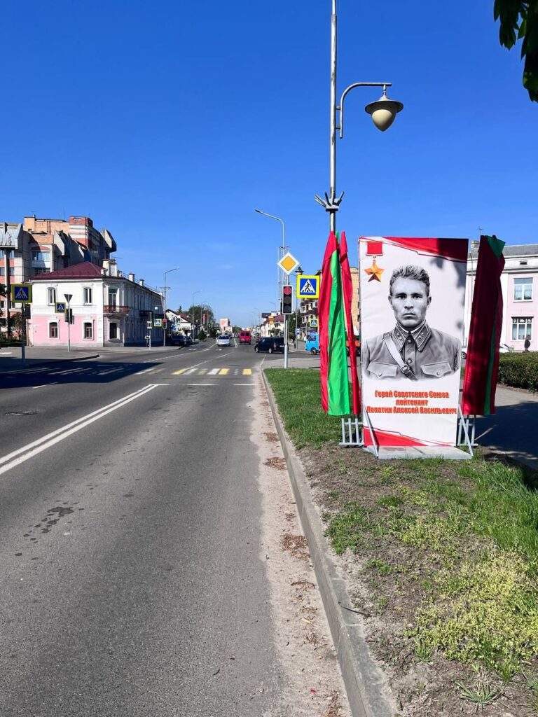  Установка пограничных архитектурных композиций в Пинске в честь 80-летия Победы
