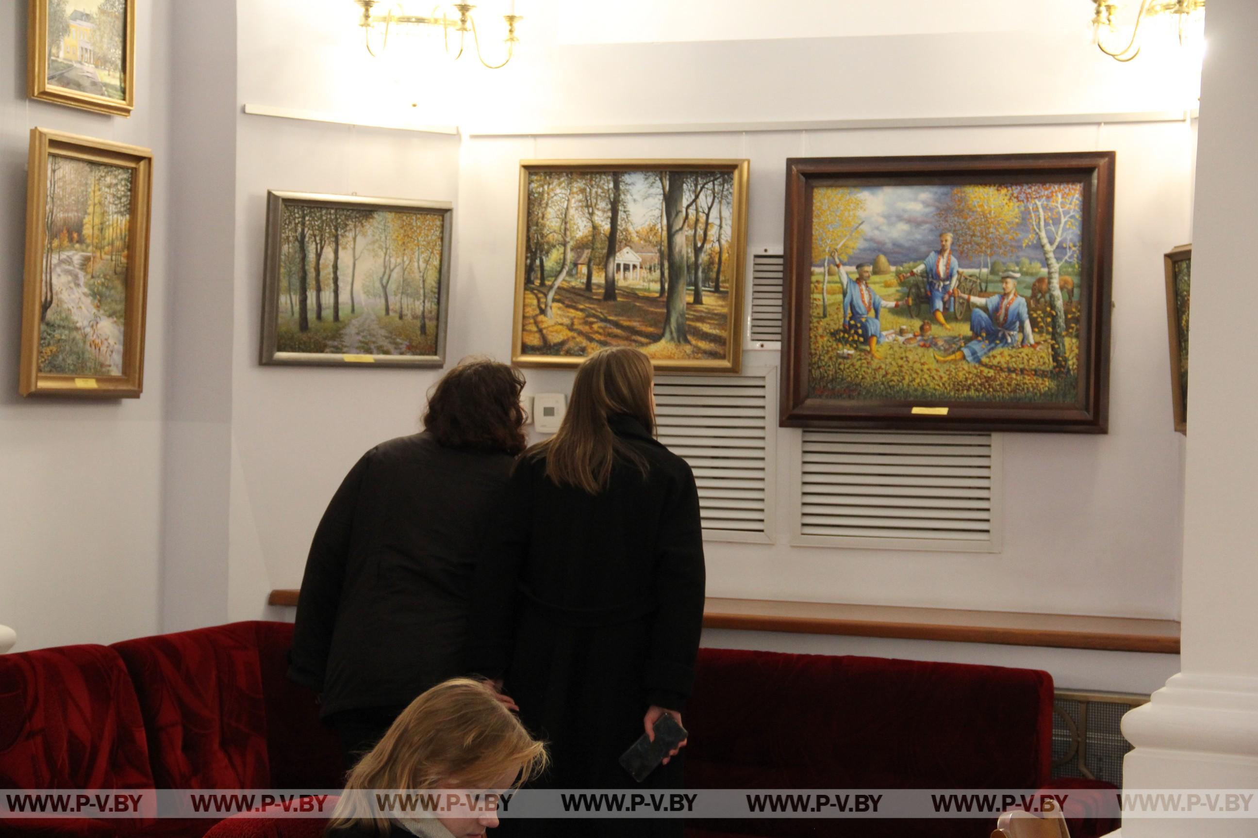 В концертном зале открылась выставка Валентина Трусова