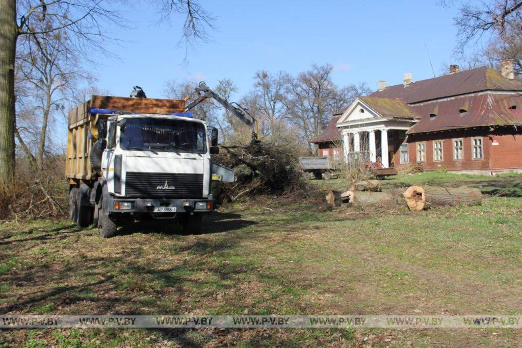 Трудовой десант работников районного ЖКХ высадился в старинном Запольском парке Трудовой десант работников районного ЖКХ высадился в старинном Запольском парке