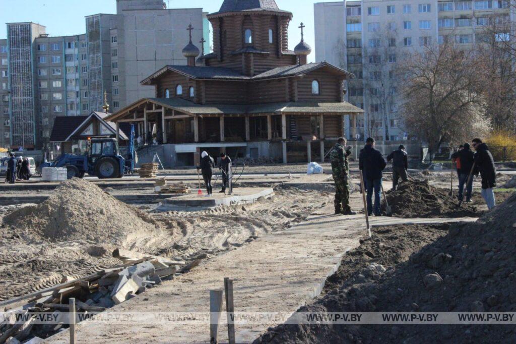 Побывали на территории детской поликлиники, которую пинчане благоустраивали во время Республиканского субботника