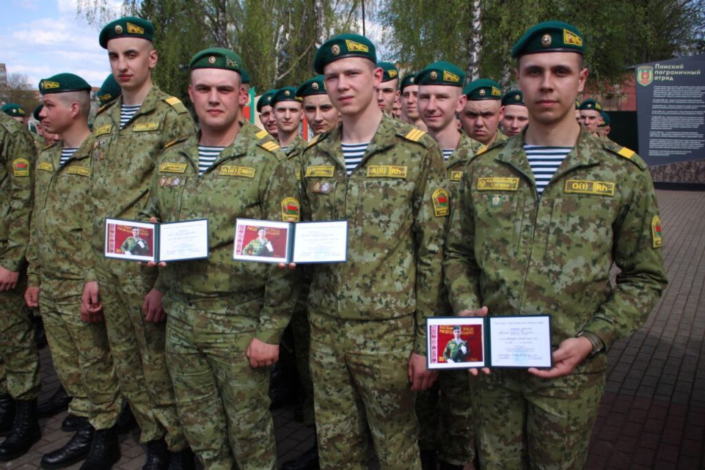 Начальник Пинского погранотряда поблагодарил солдат за службу