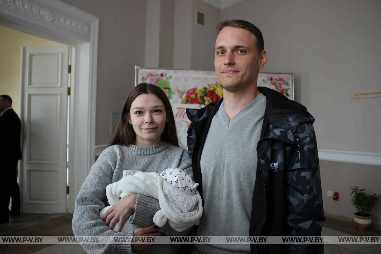 15 мая, в День семьи, в отделе загс горисполкома состоялась торжественная регистрация имянаречения