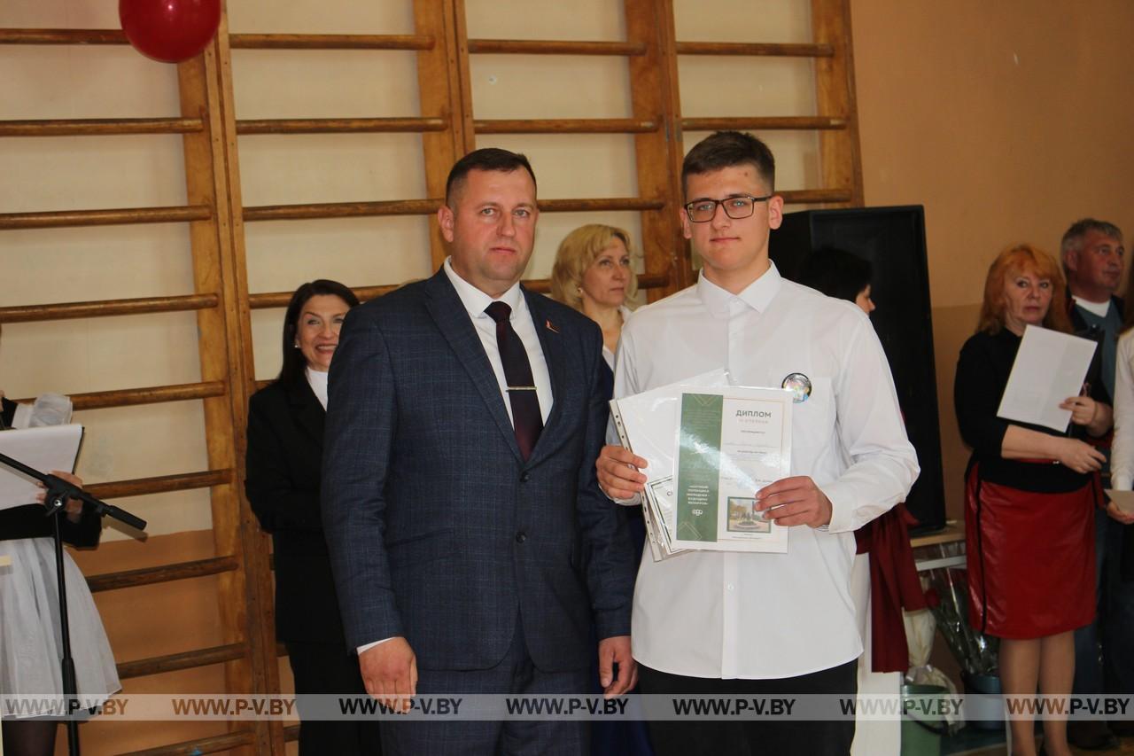 Последний звонок прозвучал для выпускников средней школы № 1