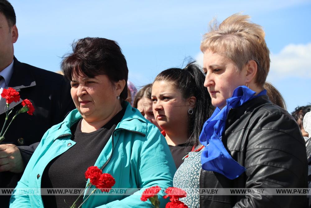 Пинском районе обновили памятник на могиле замученных фашистами партизанских семей