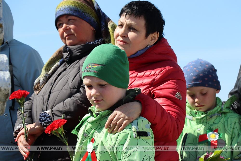 В Пинском районе обновили памятник на могиле замученных фашистами партизанских семей