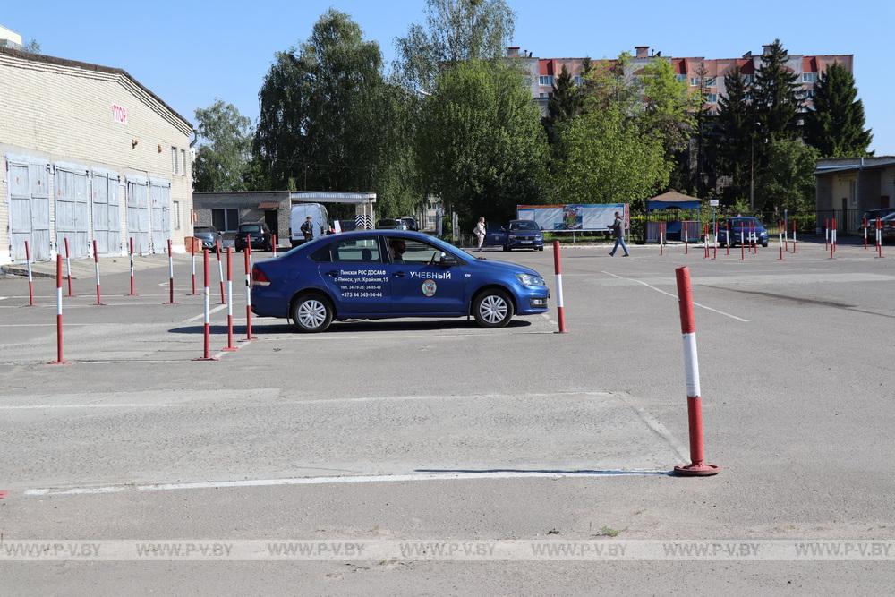 В Пинске сдают экзамен на по новым правилам. Побывали на автодроме ДОСААФ
