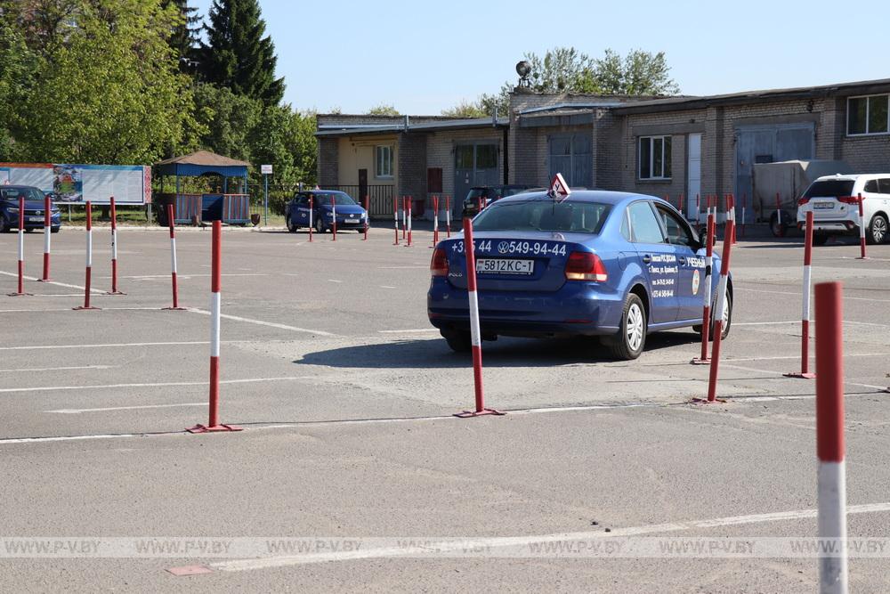 В Пинске сдают экзамен на по новым правилам. Побывали на автодроме ДОСААФ