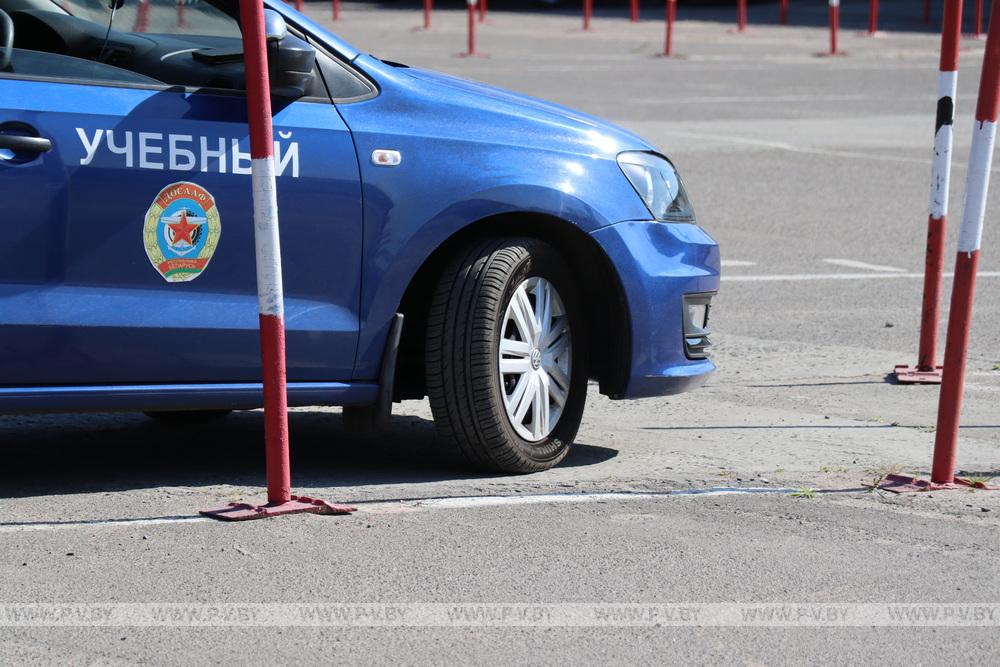 В Пинске сдают экзамен на по новым правилам. Побывали на автодроме ДОСААФ