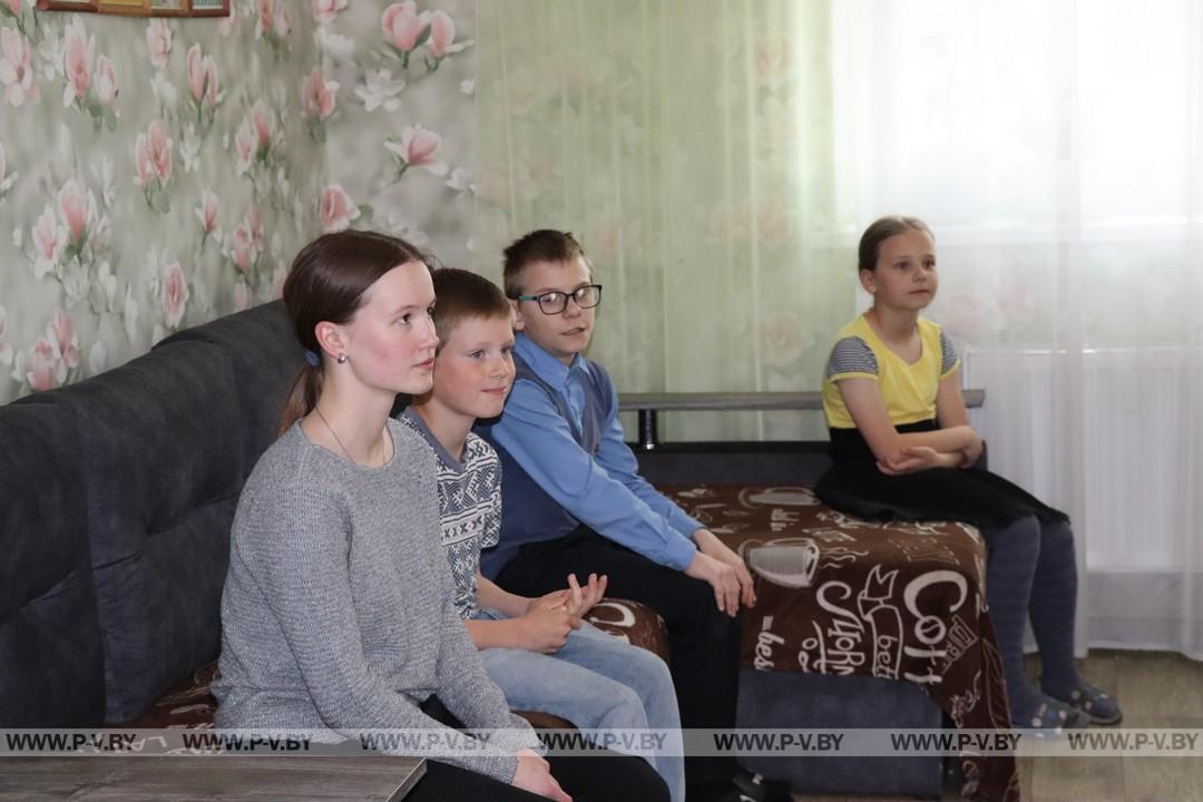 Праздник для родителей-воспитателей и ребят из домов семейного типа